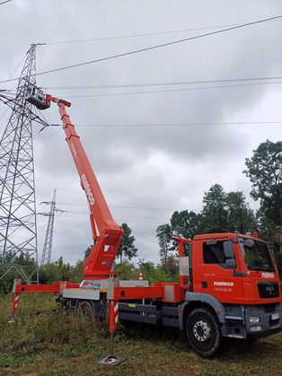 montaż słupów wysokiego napięcia